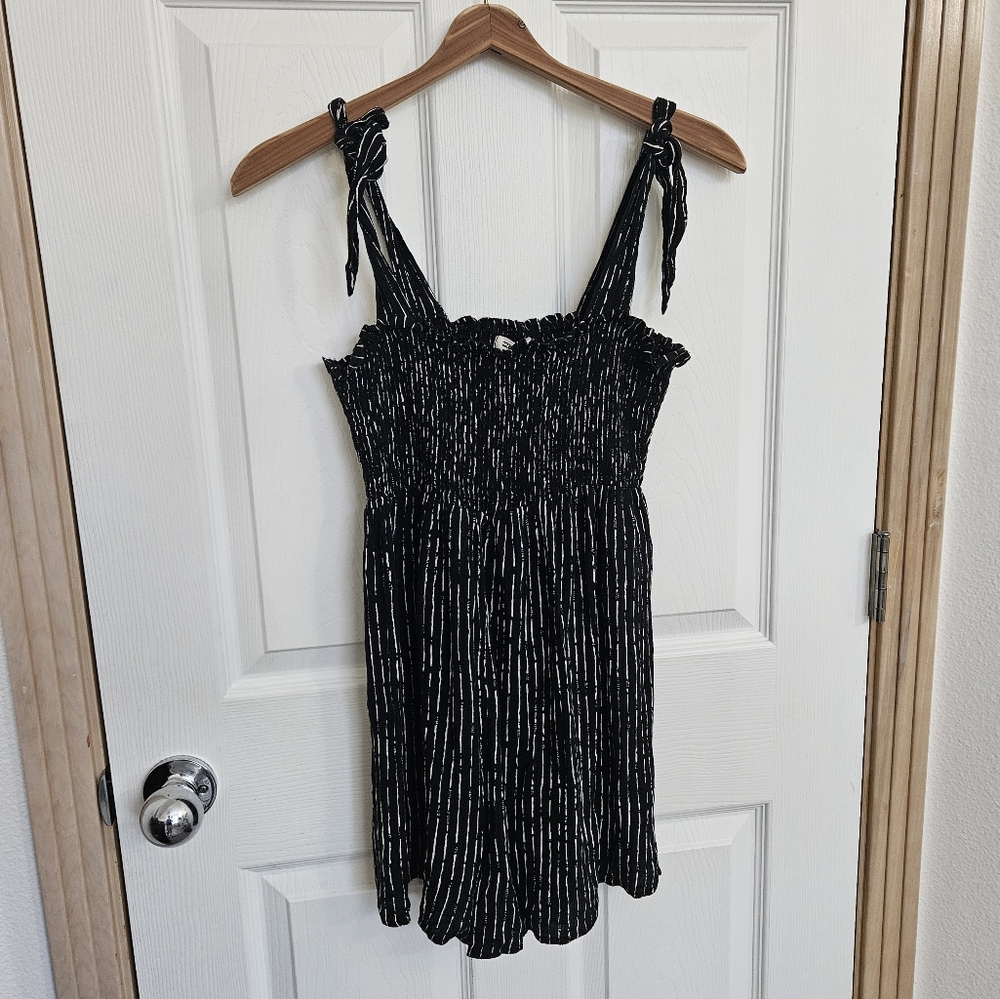 Billabong Black Smocked Bodice Romper with Tie Straps Size Medium